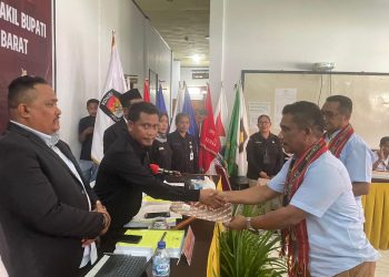 Maju Pada Pilkada SBB, Hehanussa dan Salenussa Daftar di KPU SBB