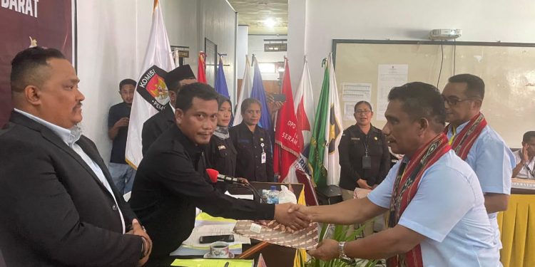 Maju Pada Pilkada SBB, Hehanussa dan Salenussa Daftar di KPU SBB