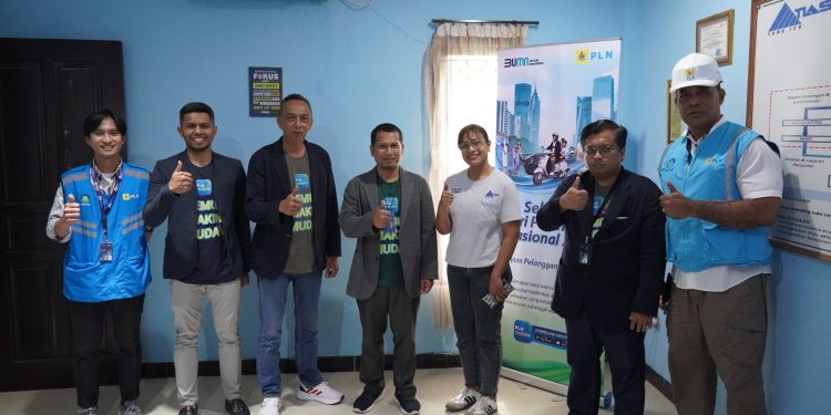 Peringati HPN 2024, PLN UIW MMU Door to Door Kunjungi Pelanggan di Pulau Ambon