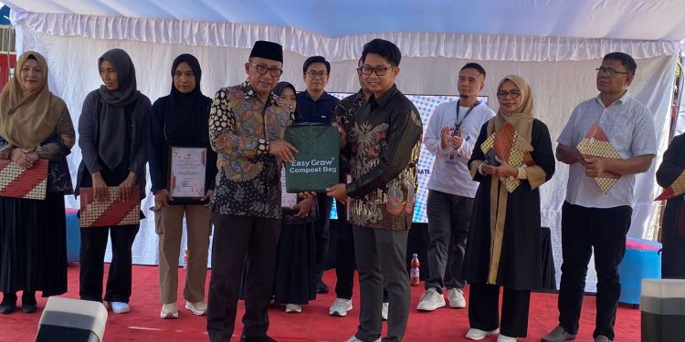 PLN UPK Maluku Sumbang 50 Compost Bag Kepada DLH Ternate