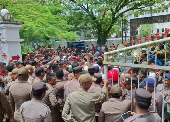 Ratusan Sopir Angkot di Ambon Seruduk Kantor Gubernur Maluku, Saling Dorong