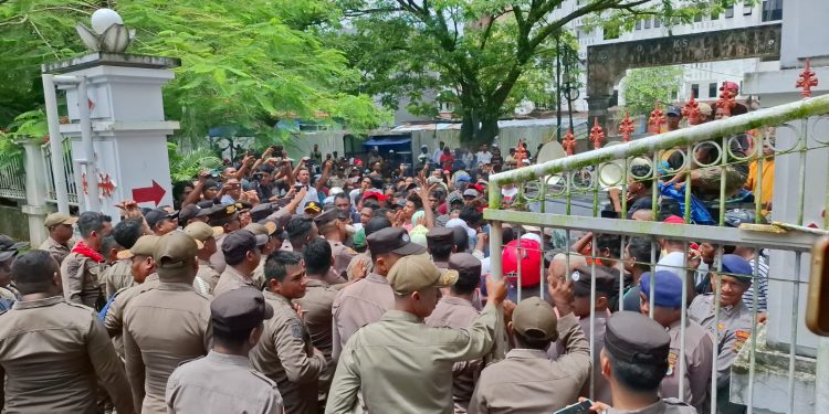 Ratusan Sopir Angkot di Ambon Seruduk Kantor Gubernur Maluku, Saling Dorong