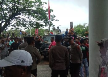 Gelar Aksi Demo, Sopir Angkot Pertanyakan Fungsi Terminal Kepada Pemkot