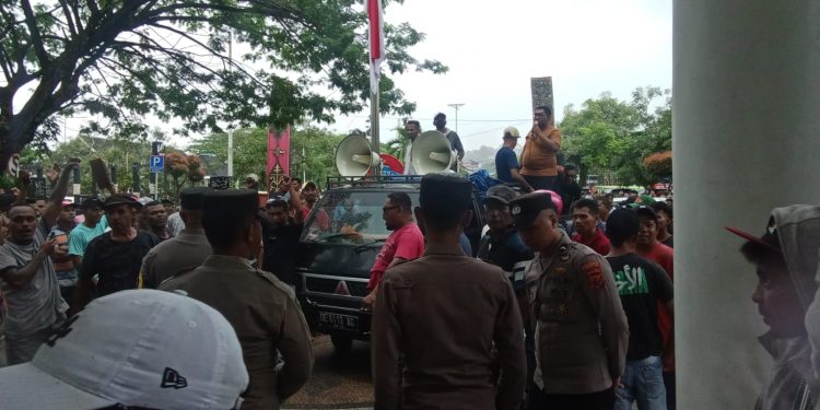 Gelar Aksi Demo, Sopir Angkot Pertanyakan Fungsi Terminal Kepada Pemkot