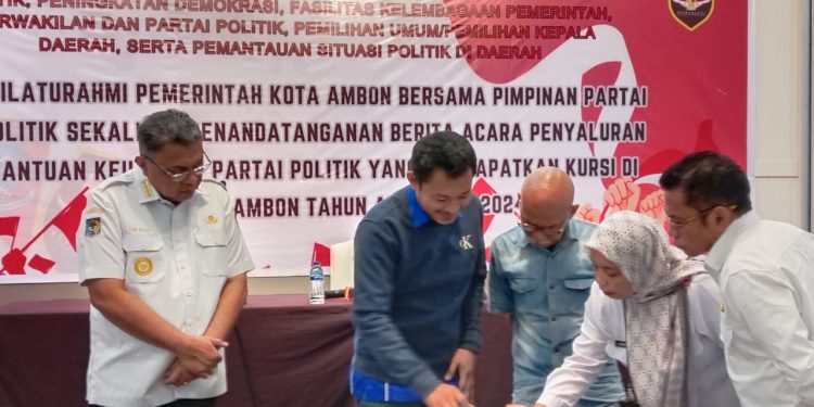 Kesbangpol Ambon Salurkan Bantuan Keuangan Kepada Parpol