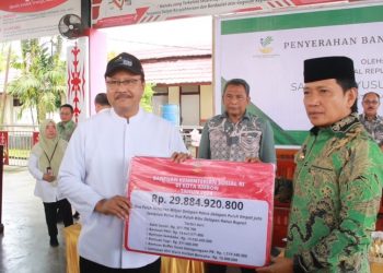 Mensos RI Serahkan Sejumlah Bantuan di Maluku
