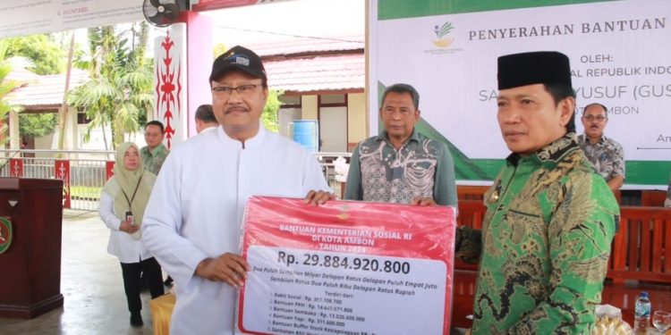 Mensos RI Serahkan Sejumlah Bantuan di Maluku