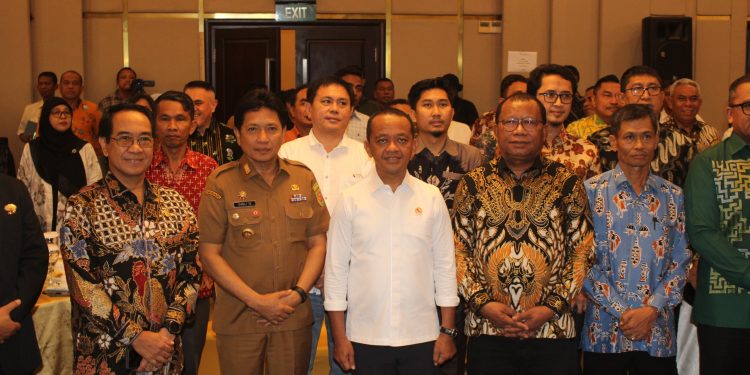 Menteri ESDM Letahkan Batu Pertama Bahlil Lahadalia Sport Center di Unpatti