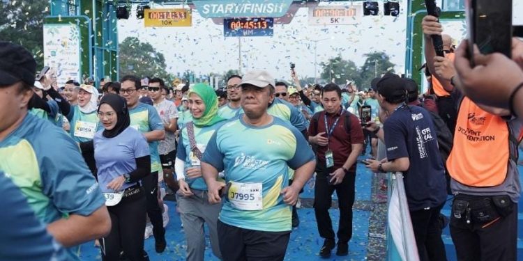 Lima Pengemudi Ojol Prasejahtera Peroleh Motor Listrik di PLN Electric Run 2024