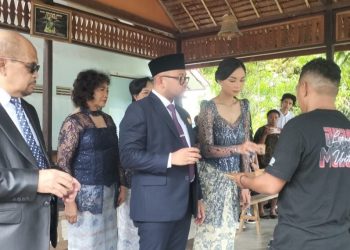Setelah Dilantik Jadi Waka DPRD Ambon, Patrik Moenandar Jalani Prosesi Adat di Rutong