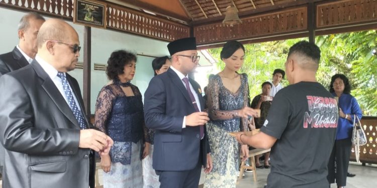 Setelah Dilantik Jadi Waka DPRD Ambon, Patrik Moenandar Jalani Prosesi Adat di Rutong