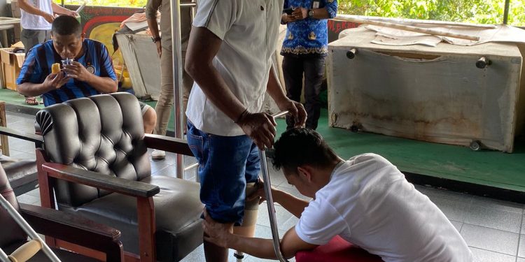 Dinsos Salurkan Bantuan Kaki Palsu Kepada 9 Penyandang Disabilitas