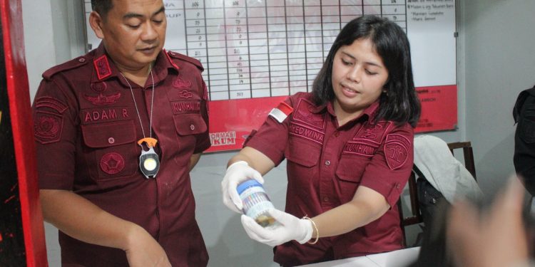 Komitmen Berantas Narkoba, Rutan Ambon Laksanakan Razia Gabungan dan Tes Urine