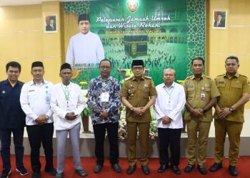 Pemprov Maluku Serahkan Bantuan Perjalanan Umroh dan Wisata Rohani