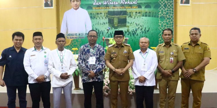 Pemprov Maluku Serahkan Bantuan Perjalanan Umroh dan Wisata Rohani