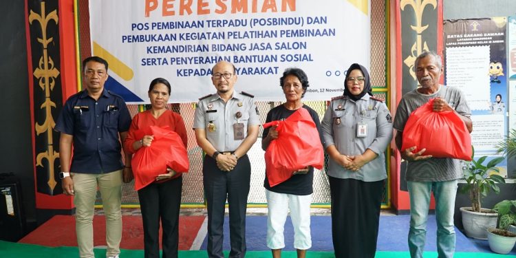 Kakanwil Kemenkumham Maluku Berikan Bantuan Sosial Bagi Keluarga WBP