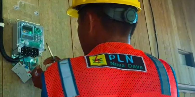 Akselerasi Electrifying Tourism, PLN UP3 Masohi Listriki Wisata Pantai Desa Saleman