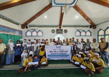 Penghujung Tahun 2024, YBM PLN UIW MMU Berikan Santunan bagi Mustahik di Ternate