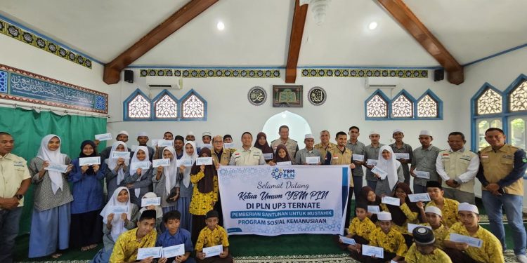 Penghujung Tahun 2024, YBM PLN UIW MMU Berikan Santunan bagi Mustahik di Ternate