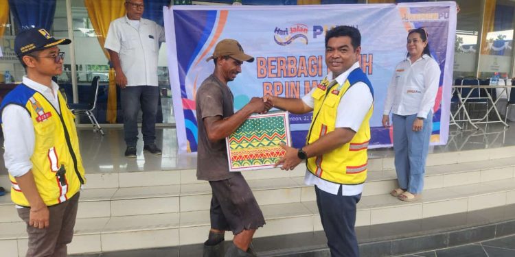 Jelang Akhir Tahun, BPJN Maluku Berbagi Kasih dengan Petugas Sampah di Ambon