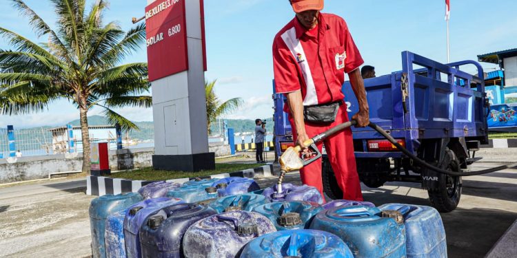 Tinjau SPBUN di Maluku, Menteri ESDM Tegaskan Ketersediaan Solar untuk Nelayan