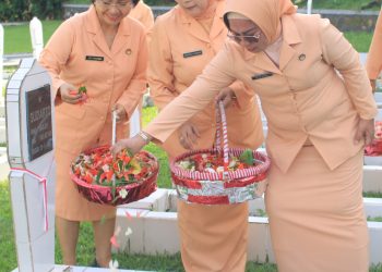 Sambut HUT ke-25 DWP Lakukan Ziarah dan Tabur Bunga di TMP Kapahaha Ambon