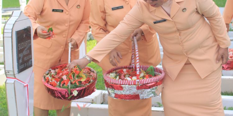 Sambut HUT ke-25 DWP Lakukan Ziarah dan Tabur Bunga di TMP Kapahaha Ambon