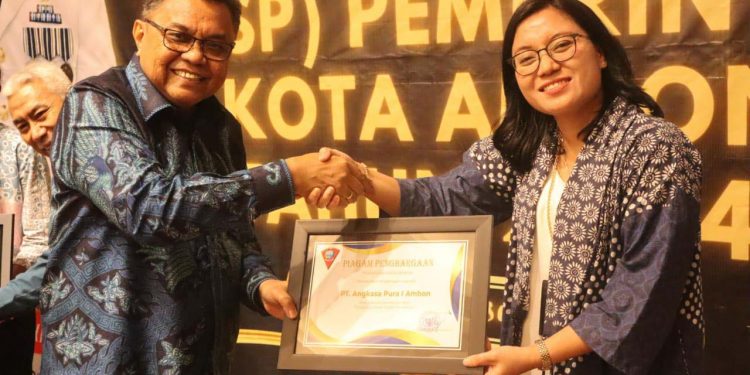 Pemkot Ambon Serahkan Sejumlah Bantuan Kepada BUMN dan BUMD