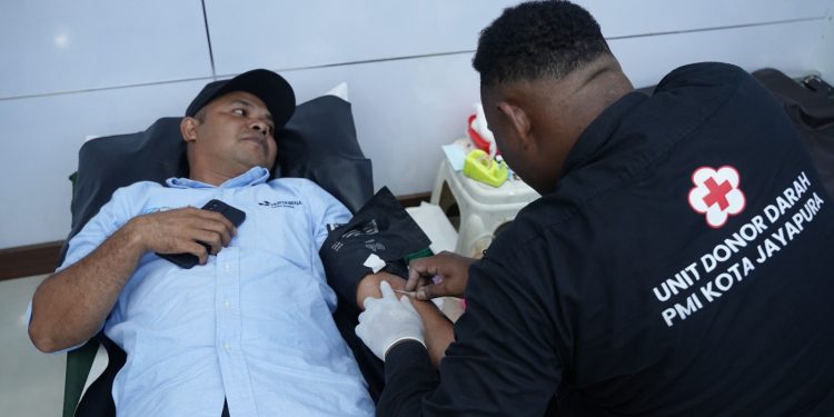 Peringati HUT Ke-67, Pertamina Gelar Aksi Donor Darah di Kantor Regional Papua Maluku