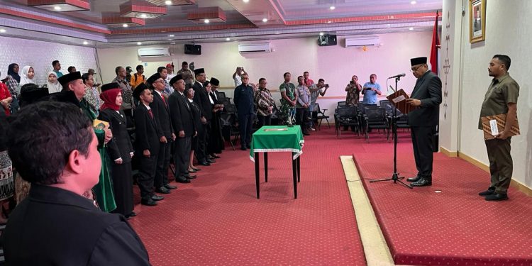 PJ Walikota Lantik Enam Pejabat Fungsional Inspektorat dan PRKP Kota Ambon