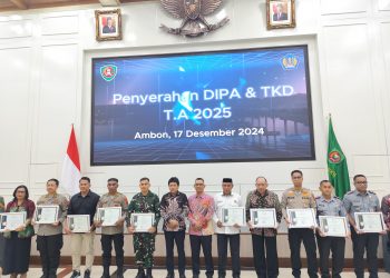 PJ Gubernur Maluku Serahkan DIPA dan TKD Rp20,68Tahun Anggaran 2025
