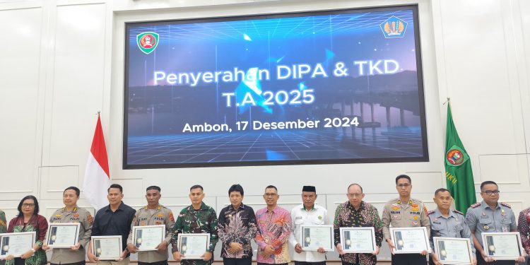 PJ Gubernur Maluku Serahkan DIPA dan TKD Rp20,68Tahun Anggaran 2025