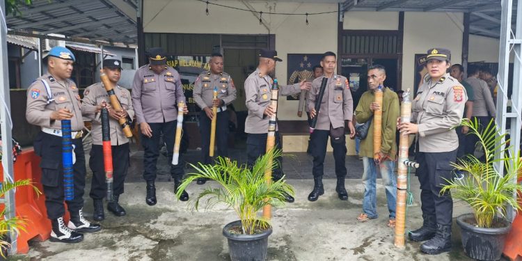 Polsek Nusaniwe Musnahkan Petasan Spirtus Rakitan Dari Warga