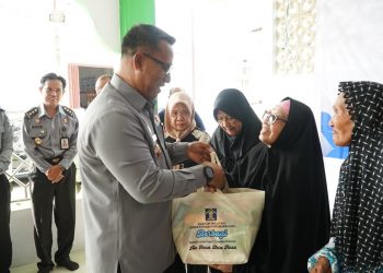 Kanwil Kemenkum Maluku Bagi Sembako Kepada Masyarakat Talake