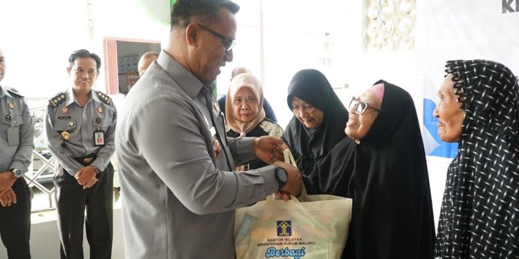 Kanwil Kemenkum Maluku Bagi Sembako Kepada Masyarakat Talake