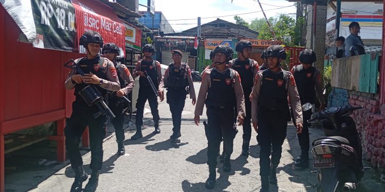 Ciptakan Situasi Keamanan , Polda Maluku Lakukan Pengamanan Ibadah dan Patroli Jalan Kaki