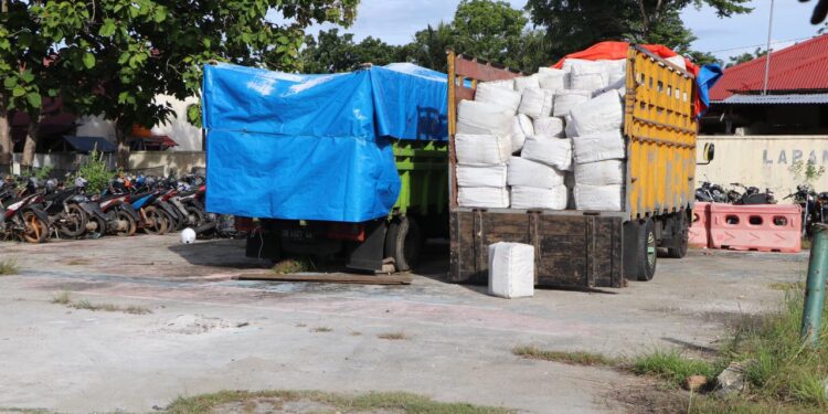 Polres Buru Berhasil Gagalkan Penyelundupan 150 Karton Sianida