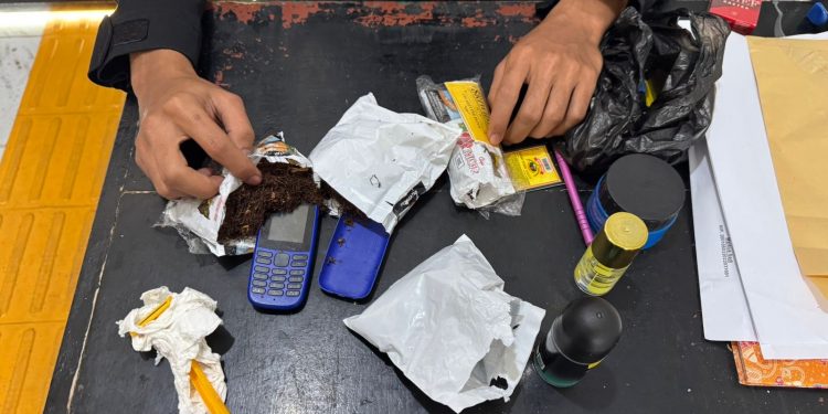 Tahanan Baru Kejari SBT Seludupkan Hp di Dalam Bungkusan Tembakau