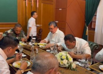 Usai Retreat, Ritiauw Undang Kepala Daerah se_Maluku Makan Siang Bersama