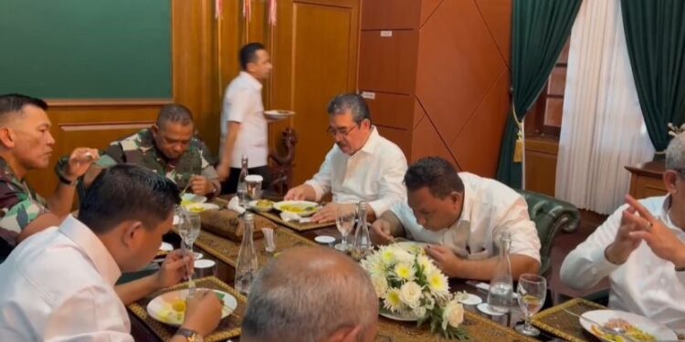 Usai Retreat, Ritiauw Undang Kepala Daerah se_Maluku Makan Siang Bersama