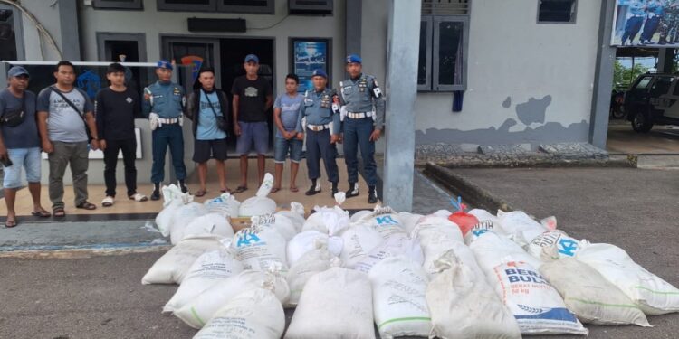 Lantamal IX Ambon Gagalkan Penyelundupan 1,4 Ton Miras Sopi di Pelabuhan Hunimua