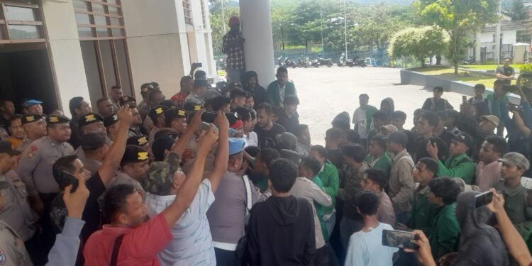 Presiden Prabowo Efisiensi Anggaran, Mahasiswa Kepung Kantor DPRD Maluku