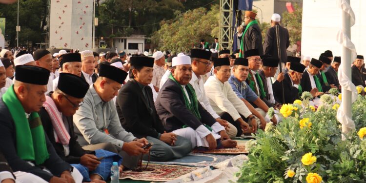 Ribuan Umat Muslim Ambon Ikut Sholat Idul Fitri di Lapangan Merdeka