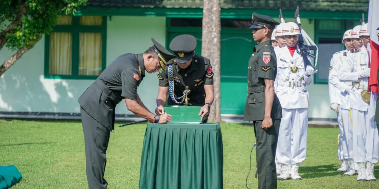 Pangdam XV/Pattimura Pimpin Upacara Tupdik Bintara TNI AD Gel II TA 2024