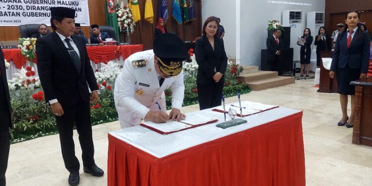 Gubernur Maluku Sampaikan Pidato Politik Perdana di Paripurna DPRD