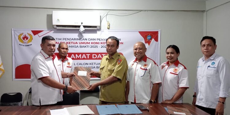 Bodewin Wattimena Ambil Formulir Pendaftaran Bacalon Ketum KONI