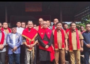 Wamenkum RI Edward Omar Hiariej Terima Gelar Adat Dari Negeri Rutong