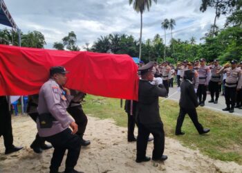 Beri Penghormatan Terakhir, Polres Malteng Gelar Upacara Pemakaman Aipda Anumerta Husni Abdullah