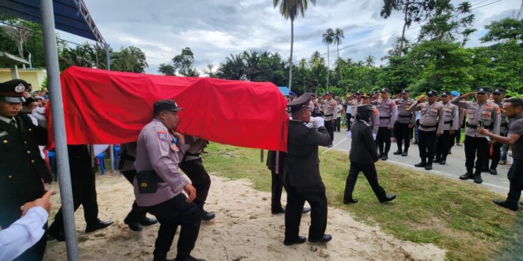 Beri Penghormatan Terakhir, Polres Malteng Gelar Upacara Pemakaman Aipda Anumerta Husni Abdullah
