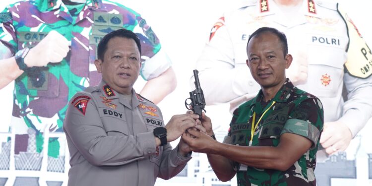 Pangdam XV/Pattimura Serahkan Sepucuk Senjata Revolver ke Kapolda Maluku